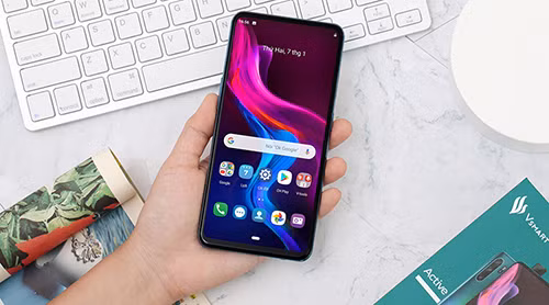 COVID-19: Dien thoai dua nhau giam, chon dong nao ngon bo re?-Hinh-5