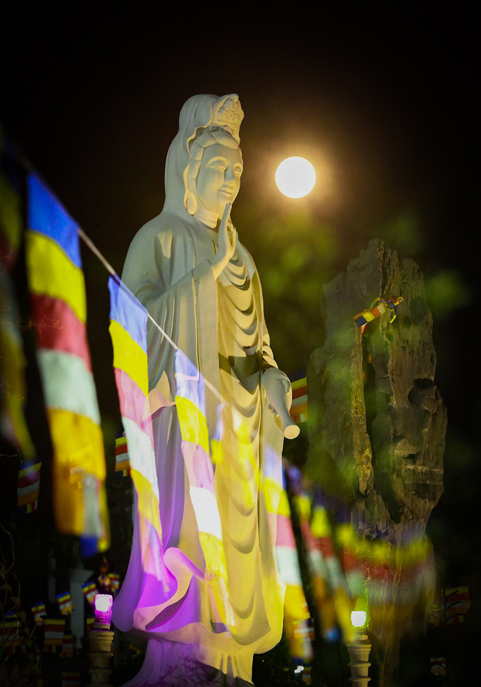 Sự kiện này dễ dàng theo dõi tại Việt Nam. Chỉ cần bầu trời không có mây che phủ là người dân có thể nhìn thấy không chút khó khăn.