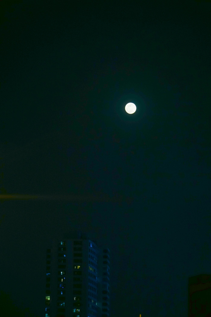 Nếu Mặt trăng lên cao và xung quanh không có các tòa nhà cao tầng, người xem có thể có góc nhìn tốt hơn để chiêm ngưỡng hiện tượng này.