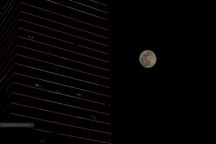 Sau đó, Mặt trăng tiếp tục to tròn thêm vài giờ đồng hồ nữa trước khi trở nên tối hẳn.