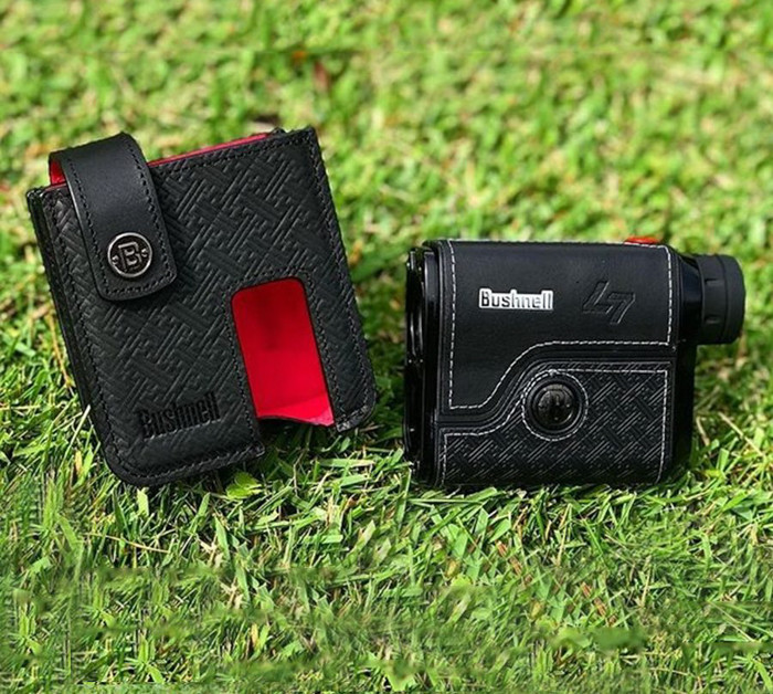 Khoảng cách bắt cờ chính xác lên đến 500 yards, độ phóng đại lên đến 7x giúp người chơi nhắm đúng vị trí bóng. Khi cờ trong tầm ngắm máy sẽ rung lên và hiển thị khoảng cách đo được lên màn hình.