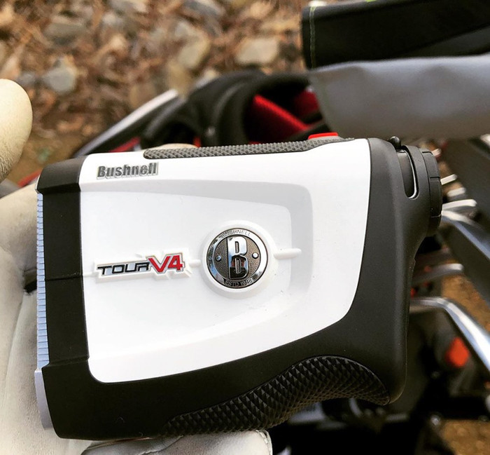 TourV4 là một trong những chiếc ống nhòm được nhiều golf thủ lựa chọn bởi thiết kế nhỏ gọn, công nghệ hiện đại và mức giá hợp lý.