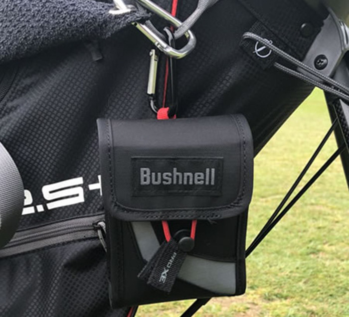 Độ phóng đại lớn cho góc nhìn rộng và hình ảnh rõ nét hơn. Ống nhòm đo khoảng cách chơi golf Bushnell Pro XE trang bị loại ống kính tráng phủ quang học đa lớp giúp chống lóa khi đo.