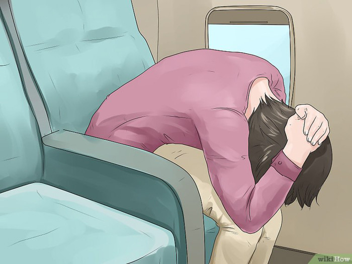 Khi bạn biết rằng máy bay sắp rơi, nếu được, hãy dựng thẳng lưng ghế và dọn những vật dụng rời có thể gây nguy hiểm. Kéo dây khóa áo khoác, buộc lại dây giày. Sau đó, ngồi ở một trong hai tư thế bảo vệ (tư thế brace) được áp dụng để sống sót trong tai nạn máy bay và cố gắng giữ bình tĩnh. Tư thế này giúp giảm tối đa áp lực mà xương sống, xương cổ phải chịu đựng.