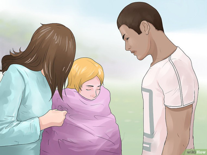 Ở yên tại chỗ và chú ý đến mọi việc xung quanh. Giữ bình tĩnh sau tai nạn là rất quan trọng nhưng đồng thời, bạn còn phải ý thức được việc cần làm và hành động nhanh gọn. Giúp đỡ những người gặp khó khăn và sơ cứu căn bản cho người bị thương.