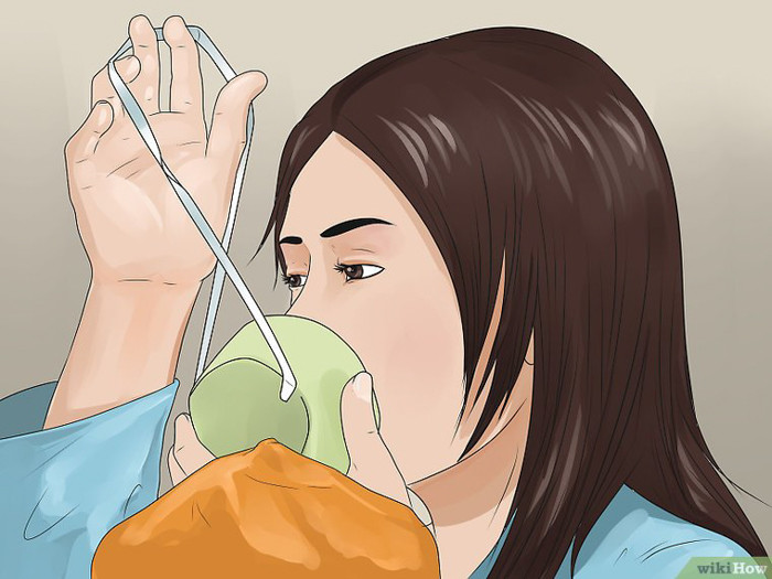 Đeo mặt nạ ô-xy cho mình trước khi hỗ trợ người khác. Có lẽ điều này đã được phổ biến rất nhiều lần trên các chuyến bay thương mại của bạn nhưng nhắc lại một lần nữa vẫn rất cần thiết.