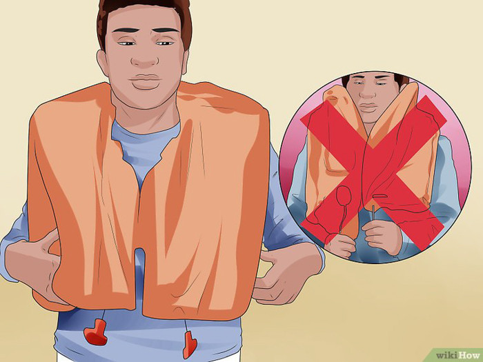 Trong trường hợp máy bay rơi xuống nước, choàng áo phao vào người nhưng đừng làm phồng áo. Nếu bạn làm phồng áo phao trong máy bay, khi nước tràn vào, áo phao sẽ đẩy bạn lên trần cabin và vì vậy rất khó để lặn xuống, bơi ra khỏi máy bay. Thay vào đó, bạn hãy nín thở, bơi ra ngoài. Một khi đã ở bên ngoài, làm phồng áo phao.