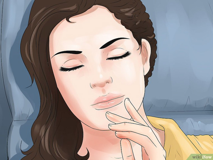 Cố giữ bình tĩnh. Rơi vào hỗn loạn ngay trước và sau khi có tai nạn là rất hiển nhiên. Tuy nhiên, để sống sót, bạn cần giữ đầu óc tỉnh táo. Hãy nhớ rằng ngay cả ở những xác máy bay tồi tệ nhất, cơ hội sống sót vẫn còn. Bạn cần tư duy có phương pháp và hợp lý để tối đa hóa cơ hội đó.