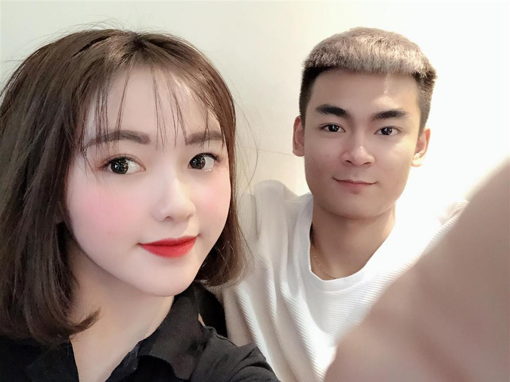 Streamer Quang Cuốn có một người cháu gái tên là Hà Phương. Cô nàng nổi tiếng không hề kém cạnh ông chú của mình, cô bạn này cũng đã thu hút cả trăm nghìn người theo dõi trên mạng xã hội.