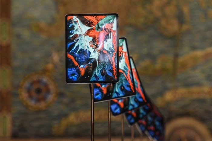 Nếu các tin đồn xác thực, iPhone mới sẽ có thiết kế tương tự phong cách thiết kế đã có trên iPad Pro mới nhất, bao gồm khung máy vát phẳng thay vì bo cong cùng với các cạnh máy góc cạnh hơn.