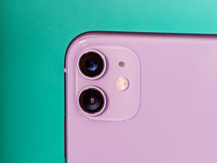 iPhone 12 được kì vọng sẽ có hai camera sau như iPhone 11, theo nhiều nguồn tin. Những chiếc iPhone cao cấp hơn, ví dụ như iPhone 12 Pro và iPhone 12 Pro Max, sẽ có cụm ba camea sau cùng với đó là một cảm biến LiDAR cho các ứng dụng thực tế mô phỏng.