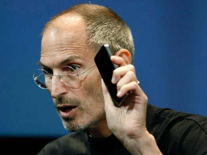 Steve Jobs từng cố cứu sản phẩm bằng cách đổ lỗi cho người dùng cầm sai cách.
