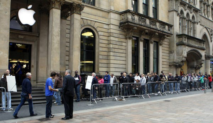 Tại các Apple Store, cảnh tượng quen thuộc diễn ra khi rất nhiều người xếp hàng trước ngày bán để được sở hữu chiếc iPhone mới nhất.