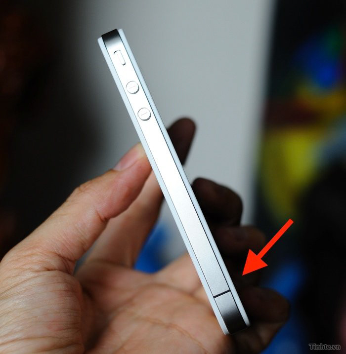 Trên iPhone 4, ăng-ten thu sóng được đặt bên ngoài thiết bị, phủ bởi dải kim loại giúp sản phẩm mỏng nhẹ hơn. Mấu chốt của vấn đề là khoảng hở giữa 2 dải ăng-ten ở góc dưới máy sẽ bị che khi người dùng cầm lên, ảnh hưởng đến khả năng thu sóng của ăng-ten.