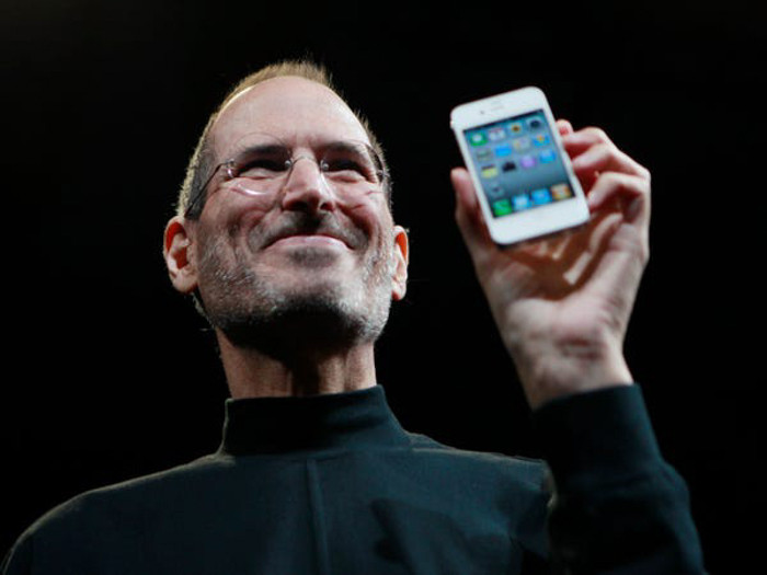 iPhone 4 là thiết bị mà Steve Jobs rất nâng niu và đặt trọn tâm huyết vào đó. Đây thực sự là chiếc iPhone có thiết kế đẹp nhất lịch sử và scandal về chiếc ăng-ten cũng đi vào lịch sử của Apple như những sự cố đáng quên nhất.