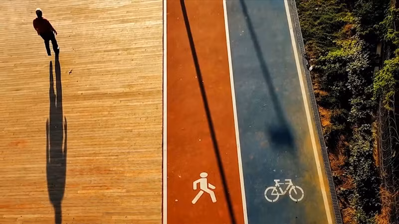 P40 Pro+ còn cho thấy tính năng tự động cân bằng trắng là bá đạo với bức ảnh bóng và đa màu sắc trong điều kiện ánh sáng xiên.