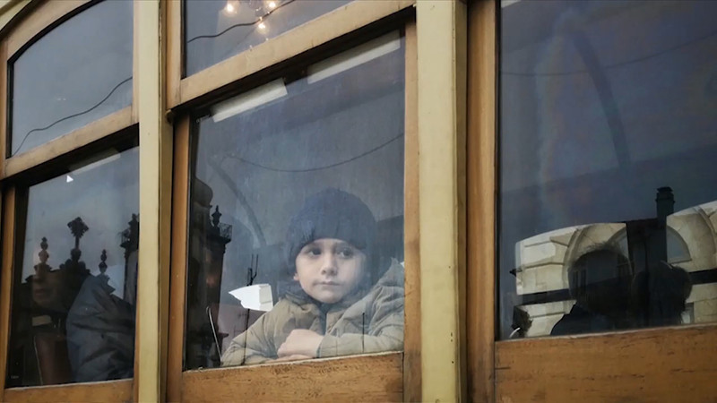 Một trong những điểm nổi trội của P40 series là khả năng loại bỏ bóng kính đẹp mắt, cho bức hình bớt đi những chi tiết thừa in bóng trên kính.