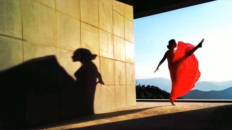 Bức ảnh cho thấy sức mạnh xử lý sáng từ thấu kính Leica, khi phần highlight vẫn vừa mắt, phần tối và xám vân đủ chi tiết cùng với màu sấc hài hoà rất đẹp.