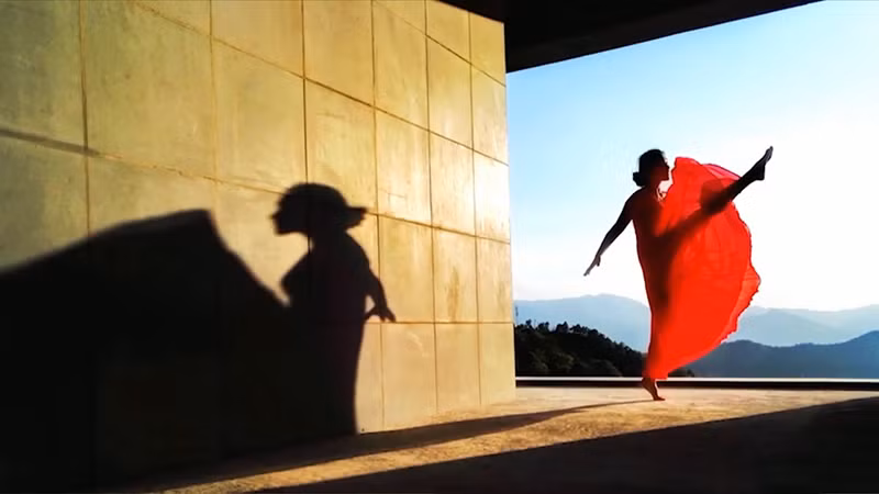 Bức ảnh cho thấy sức mạnh xử lý sáng từ thấu kính Leica, khi phần highlight vẫn vừa mắt, phần tối và xám vân đủ chi tiết cùng với màu sấc hài hoà rất đẹp.