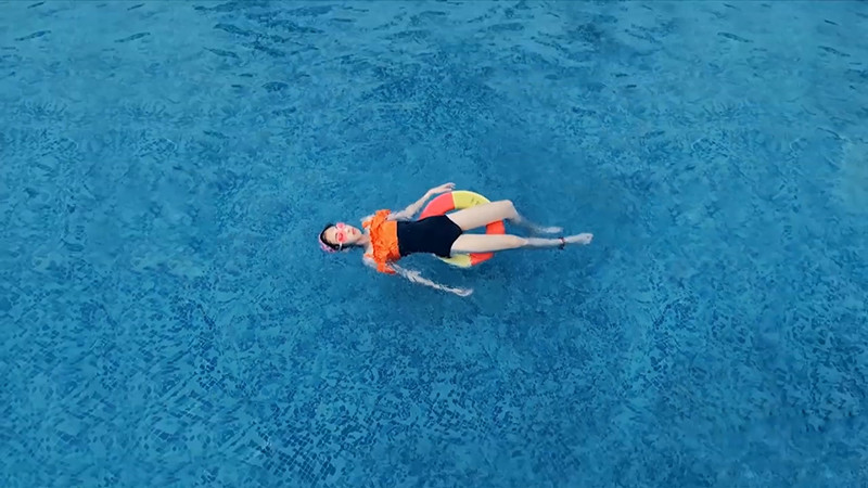 Chụp từ góc trên nhìn xuống một mặt nước luôn phải chịu phần bóng sáng phản lên từ mặt nước, màu nước rất khó lên và hình ảnh khó mà trong trẻo được. Tuy nhiên điều này không khó với P40 Pro+