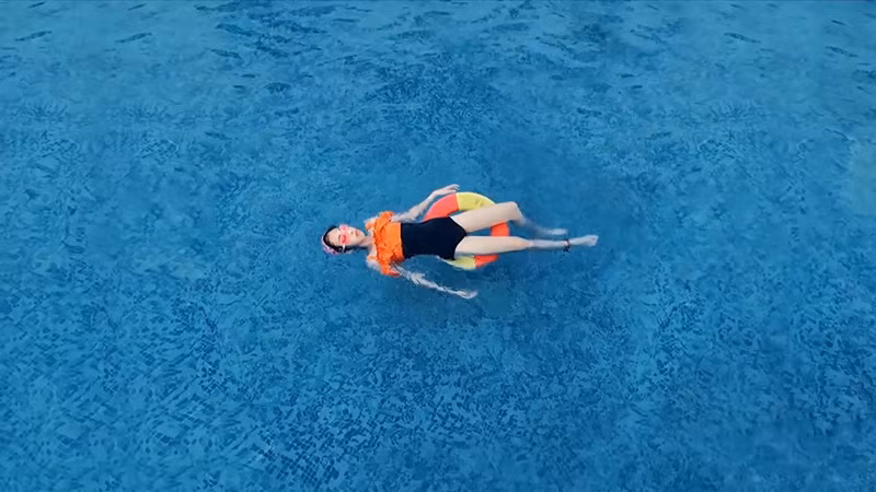 Chụp từ góc trên nhìn xuống một mặt nước luôn phải chịu phần bóng sáng phản lên từ mặt nước, màu nước rất khó lên và hình ảnh khó mà trong trẻo được. Tuy nhiên điều này không khó với P40 Pro+