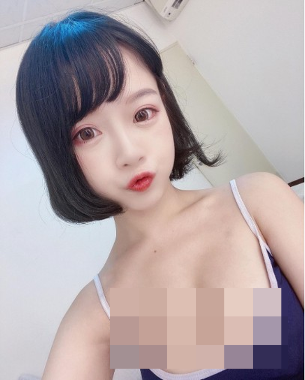 Cô nàng được yêu mến bởi vẻ ngoài trong sáng, dễ thương, gương mặt tựa búp bê với làn da trắng muốt, đôi mắt to tròn và khuôn miệng nhỏ xinh.