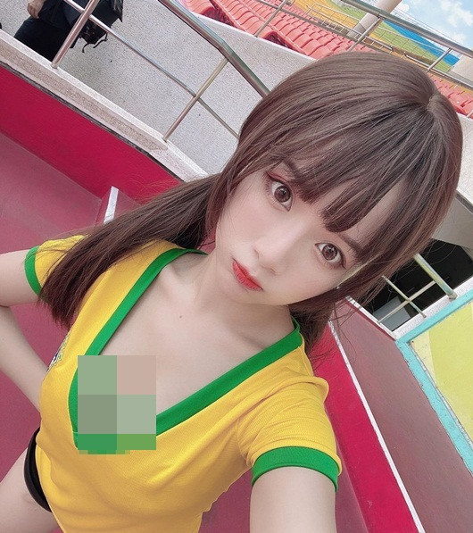 Cô nàng tận hưởng cuộc sống sang chảnh ở khu nghỉ dưỡng, nhân tiện đi quảng bá cho thương hiệu thời trang áo tắm.