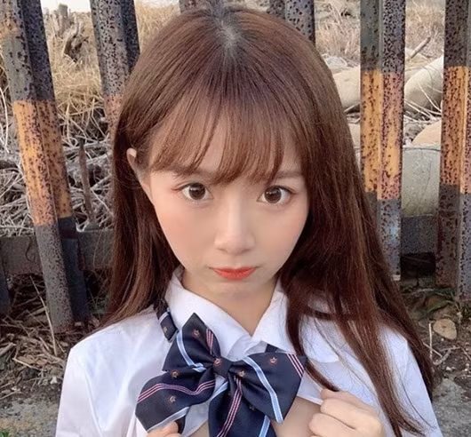 Qian Qian rất nổi tiếng trên mạng xã hội vì nhan sắc xinh đẹp, gu thời trang chất lừ nhưng hết sức quyến rũ.