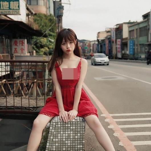 Đến lúc này, mọi người mới biết, ẩn sau gương mặt đáng yêu ấy lại là một body quyến rũ tới vậy. Sau khi theo đuổi phong cách gợi cảm, tên tuổi của cô nàng lại càng trở nên nổi tiếng và được cộng đồng mạng theo dõi nhiều hơn.