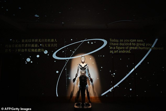 Tay, mặt và vai của Mindar được bọc bên ngoài bởi một lớp silicon tổng hợp trông giống như da người. Tuy nhiên phần còn lại của cơ thể lại để lộ các bộ phận máy móc. Phần đỉnh đầu cũng để lộ toàn bộ cơ cấu máy móc, dây nối và đèn nhấp nháy.