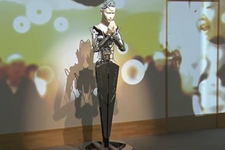 Mindar có thể cử động được cánh tay, đầu và thân mình. Chẳng hạn như có thể chắp tay lại khi thực hiện một lời cầu nguyện. Mindar có giọng nói trầm ấm và điềm tĩnh, vì vậy rất phù hợp khi thuyết giảng.