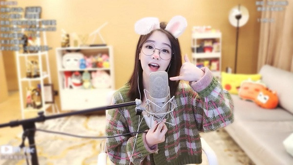 Từ trước đến nay, Phùng Đề Mạc gần như không show cả thân hình khi livestream mà chỉ quay nửa người. Cô nàng cũng hiếm khi để lộ hình ảnh cả người trong những khoảnh khắc đời thường.