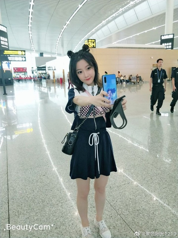 Nhiều người đặt nghi vấn về chiều cao của nàng streamer xinh đẹp khi trước đó từng có tin đồn rằng Đề Mạc chỉ cao khoảng 1,2 m.