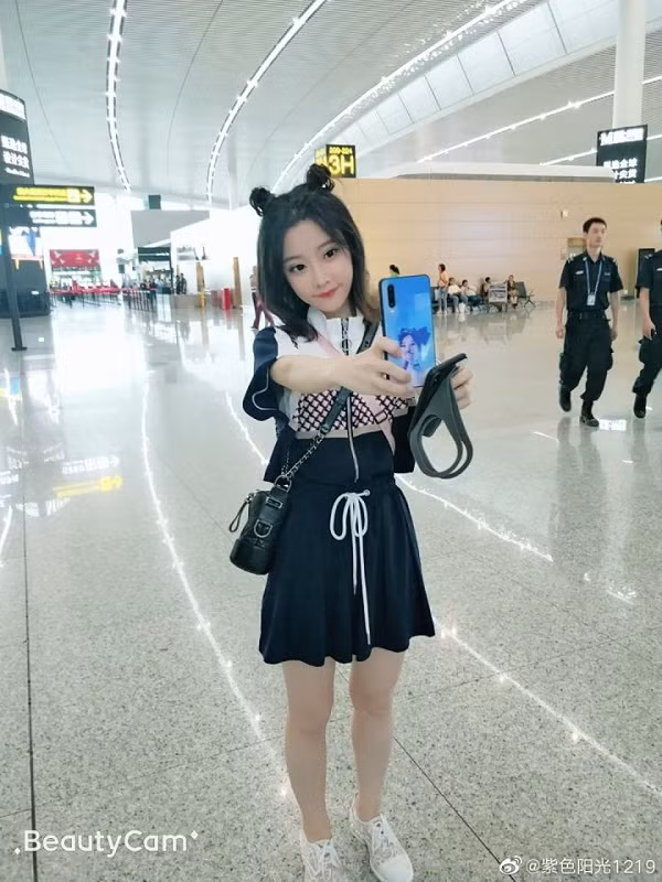 Nhiều người đặt nghi vấn về chiều cao của nàng streamer xinh đẹp khi trước đó từng có tin đồn rằng Đề Mạc chỉ cao khoảng 1,2 m.