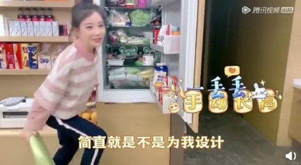 Cách đây không lâu một cảnh quay trong trên sóng livestream đã cho thấy Phùng Đề Mạc sở hữu chiều cao khiêm tốn đến mức cô còn chẳng với tới ngăn cao của tủ lạnh mà phải đứng lên ghế.