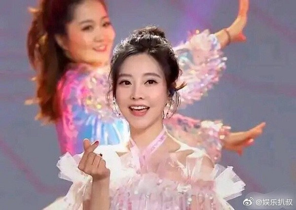 Hình ảnh nàng streamer xuất hiện trong một buổi trình diễn lại càng khiến các fan phải ngỡ ngàng. Nhìn đến đây ai cũng nghĩ rằng cô gái này hẳn sẽ sở hữu chiều cao xuất sắc, thân hình quyến rũ.