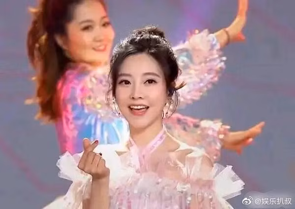 Hình ảnh nàng streamer xuất hiện trong một buổi trình diễn lại càng khiến các fan phải ngỡ ngàng. Nhìn đến đây ai cũng nghĩ rằng cô gái này hẳn sẽ sở hữu chiều cao xuất sắc, thân hình quyến rũ.