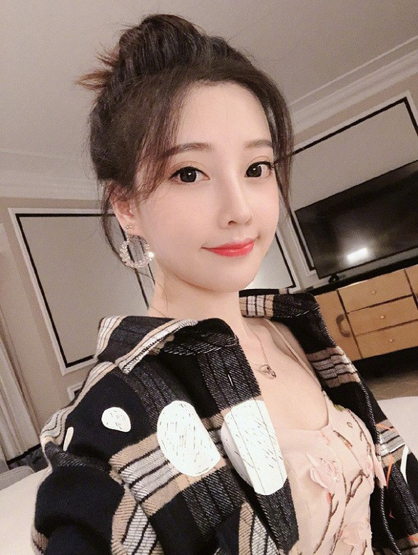 Phùng Đề Mạc (biệt danh Feng Timo) sinh năm 1991, tốt nghiệp Đại học sư phạm ở Bắc Kinh. Cô từng là giảng viên của trường dạy nghề ở Trùng Khánh nhưng sau đó từ bỏ việc dạy học để trở thành streamer.