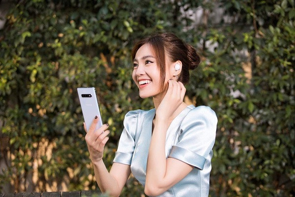 Dễ dàng nhận thấy, trên tay Lan Ngọc là Galaxy S10+ với thiết kế lột xác đáng kể, cụm camera sau có thêm camera thứ ba, không còn cảm biến vân tay ở mặt lưng. Màu trắng gốm mà Lan Ngọc lựa chọn là phiên bản đặc biệt, không có hiệu ứng gradient chuyển màu và có mức giá cao hơn so với những màu còn lại. Ảnh: FBNV