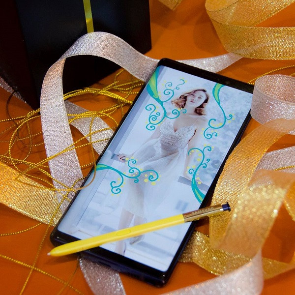 Trên trang cá nhân, “ngọc nữ phim Việt” cũng từng đăng ảnh khoe tậu chiếc Galaxy Note 9 ra mắt tháng 9/2018, với “đặc sản” là bút S Pen lần đầu hỗ trợ Bluetooth để có thêm chức năng của thiết bị điều khiển từ xa và bộ kết nối DeX. Ảnh: FBNV