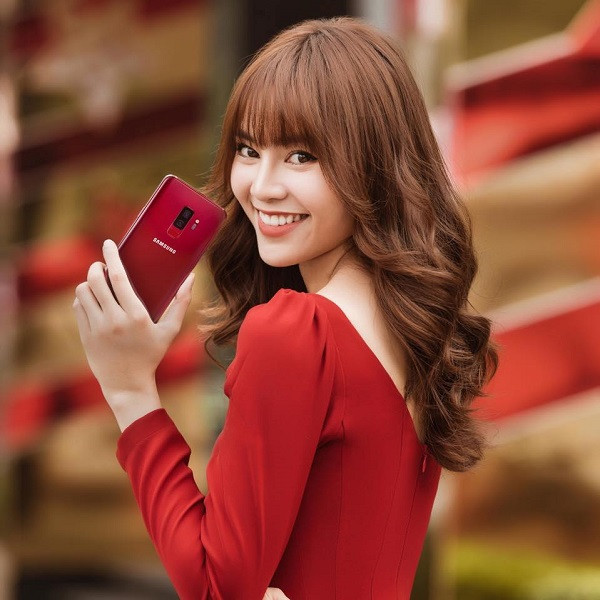 Sở hữu gương mặt sáng, vóc dáng chuẩn cùng gu thời trang tinh tế, Ninh Dương Lan Ngọc cũng được biết đến là một trong những fashion-icon nổi bật của làng thời trang. “Ngọc nữ màn ảnh Việt” thường xuyên xuất hiện với diện mạo cuốn hút, bên những bộ cánh lộng lẫy và nhiều sản phẩm công nghệ mới nhất, hiện đại nhất của Samsung. Ảnh: FBNV