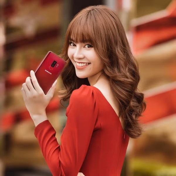 Sở hữu gương mặt sáng, vóc dáng chuẩn cùng gu thời trang tinh tế, Ninh Dương Lan Ngọc cũng được biết đến là một trong những fashion-icon nổi bật của làng thời trang. “Ngọc nữ màn ảnh Việt” thường xuyên xuất hiện với diện mạo cuốn hút, bên những bộ cánh lộng lẫy và nhiều sản phẩm công nghệ mới nhất, hiện đại nhất của Samsung. Ảnh: FBNV