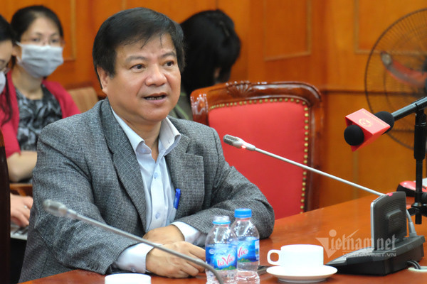 Viet Nam can robot lau rua san, do than nhiet benh nhan Covid-19