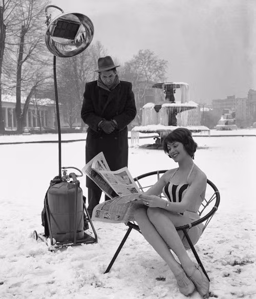 Việc mô phỏng lại ánh sáng mặt trời đã có từ năm 1959. Chúng sử dụng 1 bình gas như nguồn năng lượng cho bóng đèn. Chúng có khả năng cung cấp ánh sáng mặt trời nhân tạo.