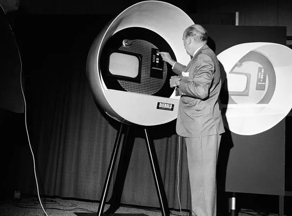 Chiếc máy ATM này đã mở ra cả 1 kỷ nguyên cho ngành ngân hàng với những chiếc máy rút tiền tự động. Thiết bị này được ra mắt từ năm 1966.