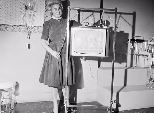 Giá treo tivi không hẳn là kỳ lạ bởi ngày nay chúng ta đã có khá nhiều dạng giá treo tivi khác nhau với nhiều kiểu dáng. Tuy nhiên, thiết kế của sản phẩm này khiến cho chúng trở nên kỳ lạ.