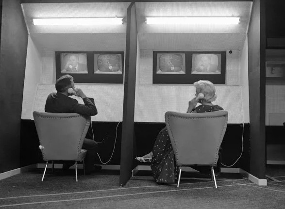 Với cấu tạo là những phòng riêng với 1 chiếc điện thoại, camera, 2 màn hình hiển thị hình ảnh của mình và hiển thị hình ảnh ở phòng bên cạnh ở mỗi phòng. Thiết bị này cho phép 2 người có thể trò chuyện với nhau, nhìn thấy nhau mà không cần gặp mặt trực tiếp. Trước đây, chúng được ứng dụng cho việc hẹn hò. Lần đầu tiên chúng được ra mắt và năm 1957 tại hội trợ Phát Thanh và Truyền Hình.