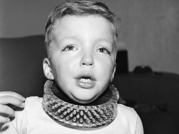 Bàn chải cổ là 1 vòng tròn lớn với các lông bàn chải ở phía trong và người dùng sẽ đeo thiết bị này vào cổ. Những lông bàn chải sẽ đánh sạch bẩn trên cổ của người sử dụng mà không cần dùng nước hay xà phòng.