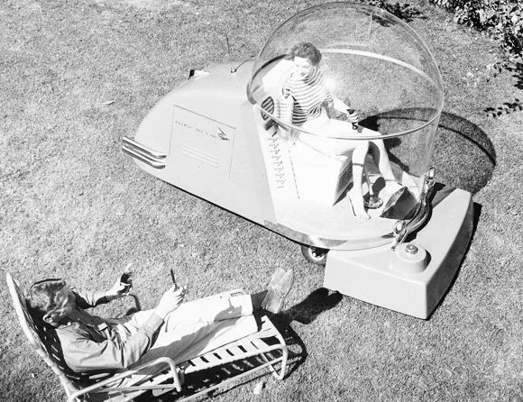 Thoạt nhìn, có thể bạn sẽ lầm tưởng rằng đây là 1 loại phương tiện nào đó kết hợp giữa xe máy và xe hơi. Tuy nhiên, thực sự thì đây là 1 chiếc máy cắt cỏ đa năng. Chúng có thể cắt cỏ, gieo hạt, phun thuốc trừ sâu hay ủi tuyết. Thực chất nó chẳng khác gì chiếc máy nông nghiệp đa năng mà Việt Nam đang sở hữu.