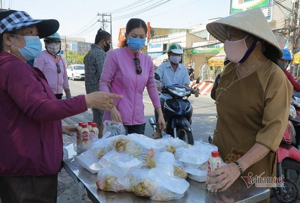 Phat qua tu thien: 'Nguoi di xe tay ga den nhan qua, chung toi cuong quyet tu choi'-Hinh-3